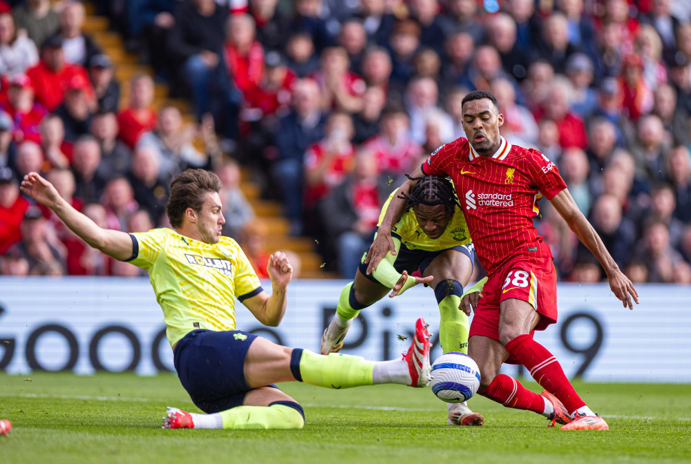 如此魔人怎能不爱？哈兰德装扮成圣诞老人为曼城小球迷派送礼物（哈兰德化身圣诞老人给曼城小球迷送礼，这样的魔人谁会不爱？）