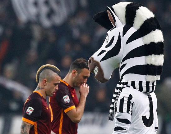 中超强队国安在亚冠被越南绝杀，国脚表现低迷，暴露中国足球实力与管理问题。（亚冠爆冷：国安遭越南队补时绝杀，国脚低迷折射中国足球实力与管理短板）