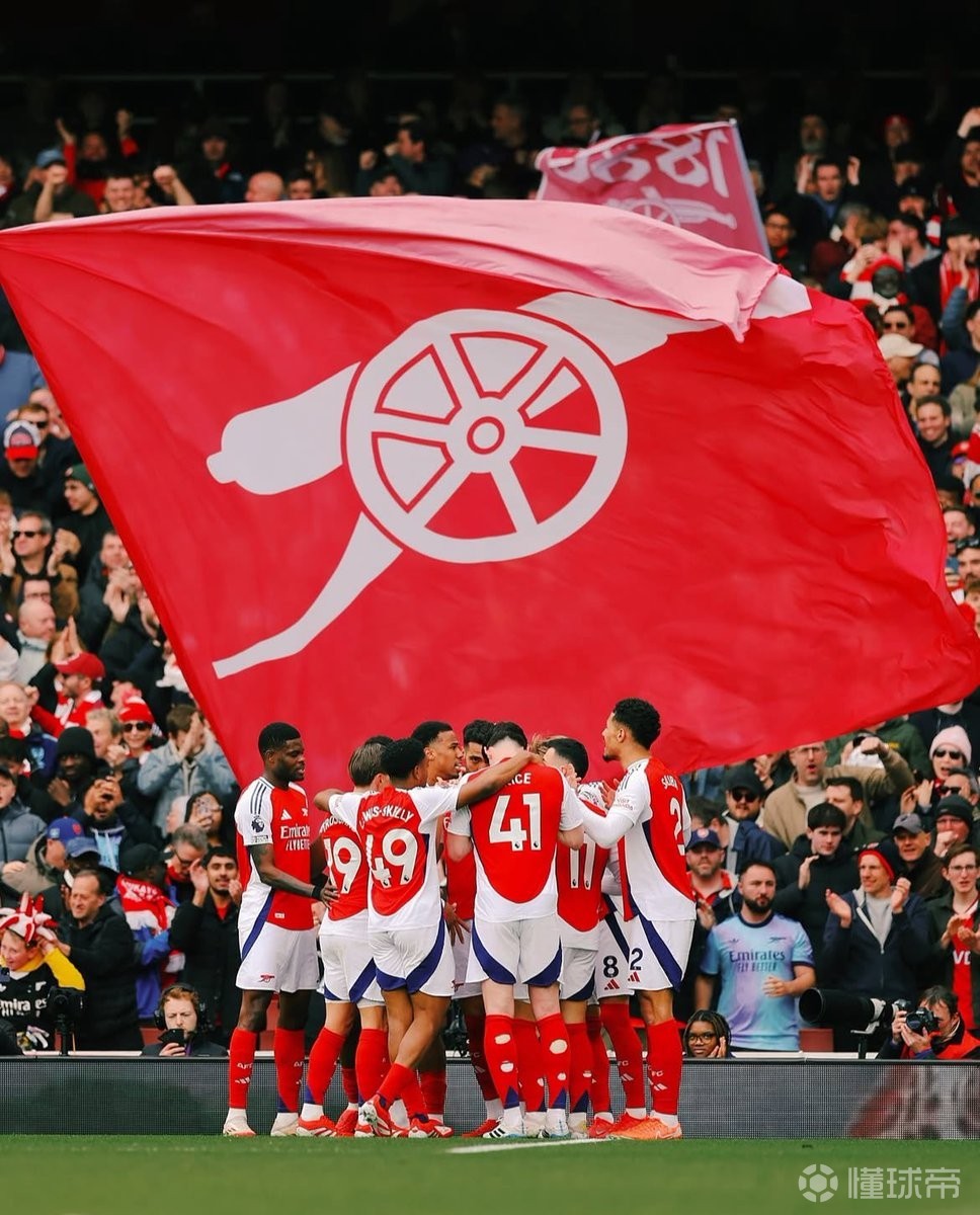 阿根廷国家队抵达安哥拉，大批球迷等候并高呼梅西名字