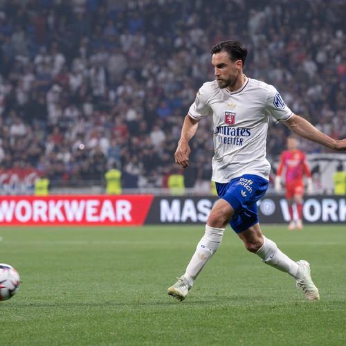 足球巴萨公布主力中场伤情，将缺阵一月（巴萨确认主力中场伤停，预计休战一个月）